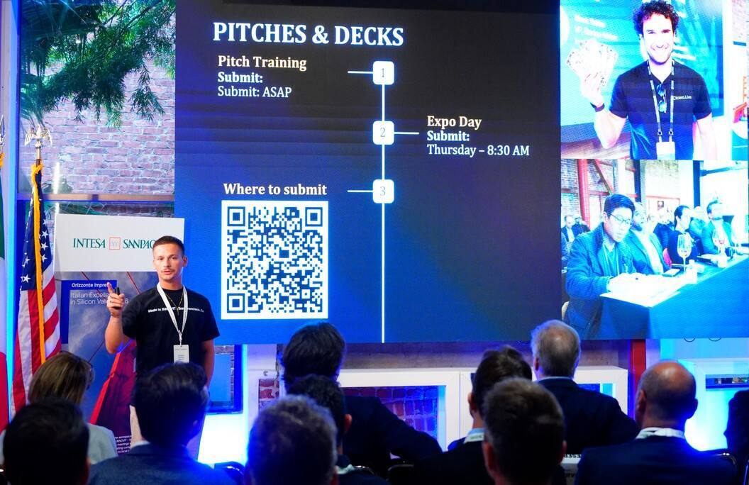Fede on stage presenting the program schedule